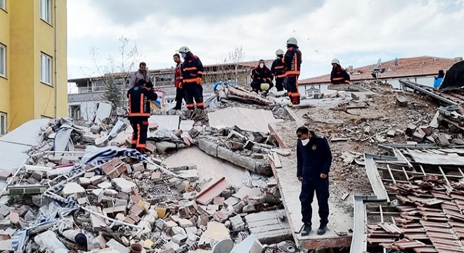 Malatya'da ağır hasarlı 5 katlı apartman çöktü