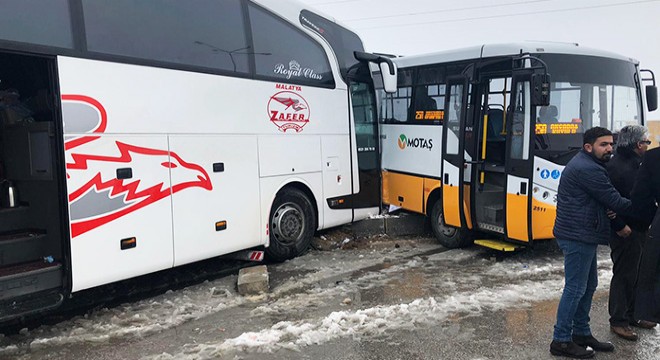 Malatya'da iki otobüs çarpıştı: 1 ölü, 17 yaralı