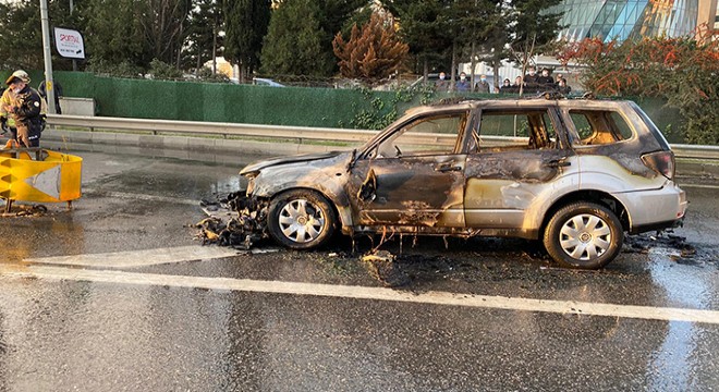 Maltepe D-100'de otomobilin alev alev yandı