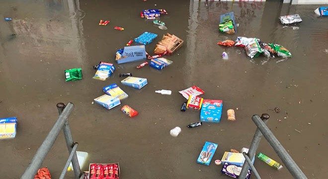 Maltepe'de iş yerlerini su bastı