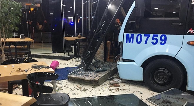 Minibüs pastaneye girdi