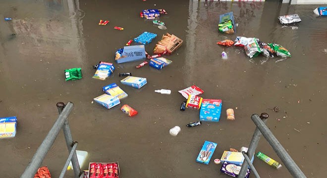 Maltepe de iş yerlerini su bastı