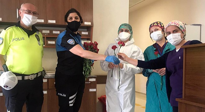 Manavgat polisinden 'Anneler Günü' çiçeği