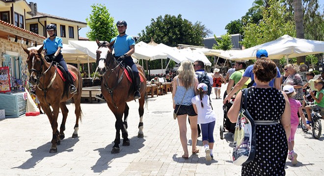 Manavgat'ta atlı jandarma timi görev başında