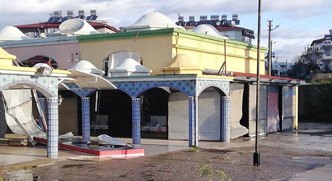 Manavgat'ta aynı anda çıkan hortumlar zarara yol açtı