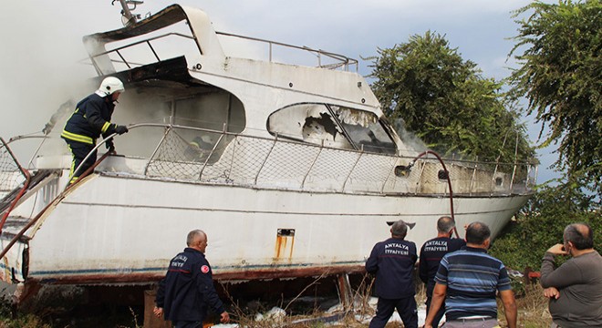 Manavgat'ta hurda tekne yangını