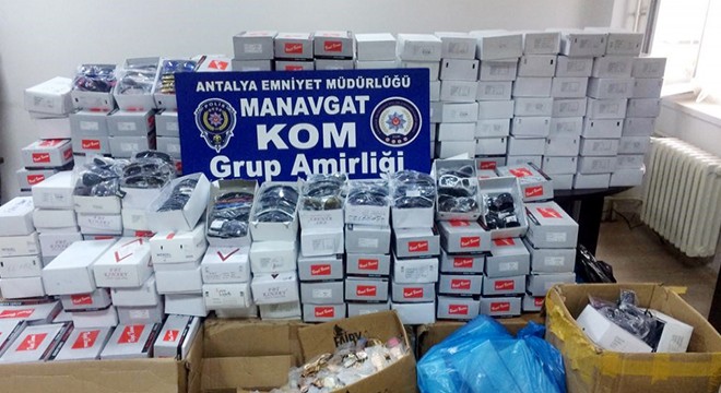 Manavgat'ta kaçak gözlük ve saat operasyonu