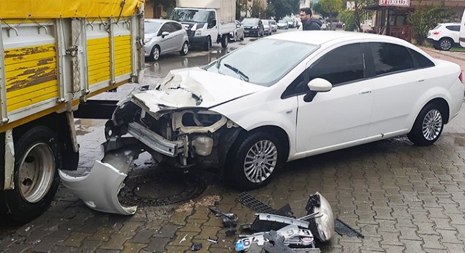 Manavgat'ta maddi hasarlı kaza