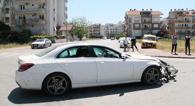 Manavgat'ta maddi hasarlı trafik kazası