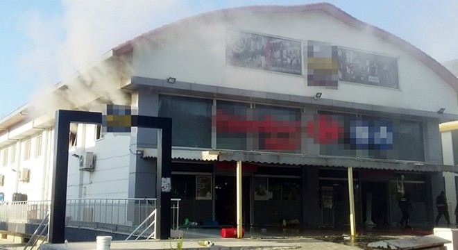 Manavgat'ta zincir market şubesinde yangın