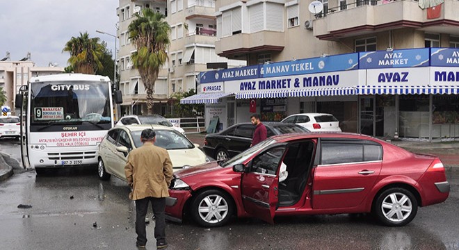 Manavgat'ta zincirleme trafik kazası