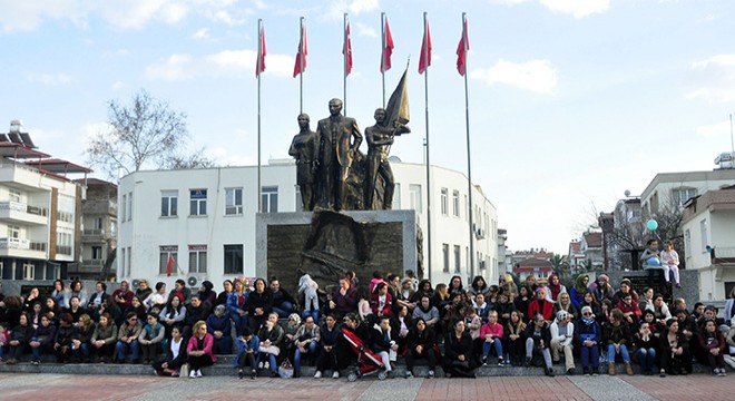 Manavgat ta kadınlardan  sessiz çığlık ... Bir saat sessizce oturdular...