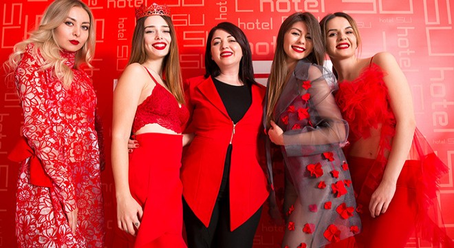 Mankenler 'kırmızı' yılbaşı çekiminde buluştu