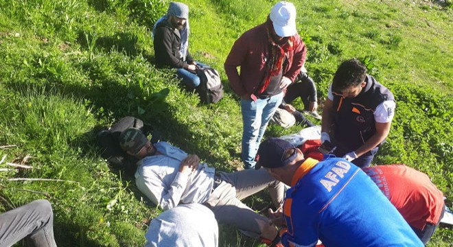 Mantar toplarken kayalıktan düşüp ayağını kırdı