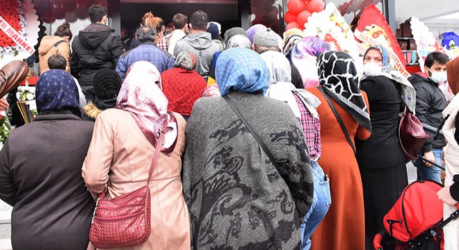 Market açılışında koronavirüse rağmen 'indirim' izdihamı