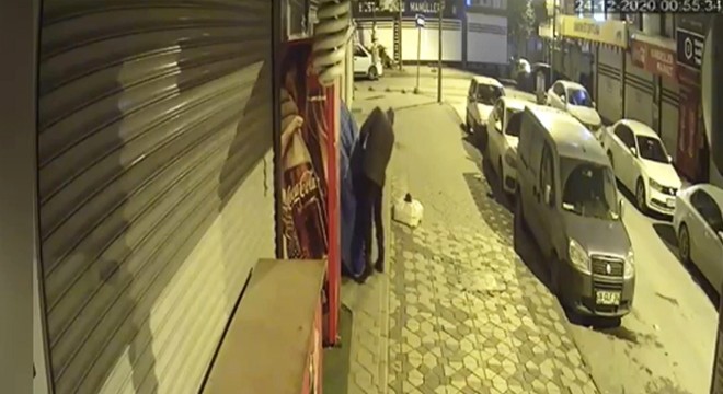 Marketin manav reyonundan hırsızlık anları kamerada