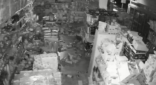 Markette 7.7'lik deprem anı kamerada