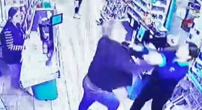 Markette kasiyer kadını defalarca yumrukladı