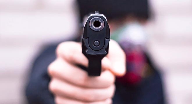 Markette silahlı soygun kamerada