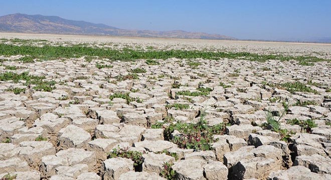 Marmara Gölü kurudu, zemininde derin yarıklar oluştu