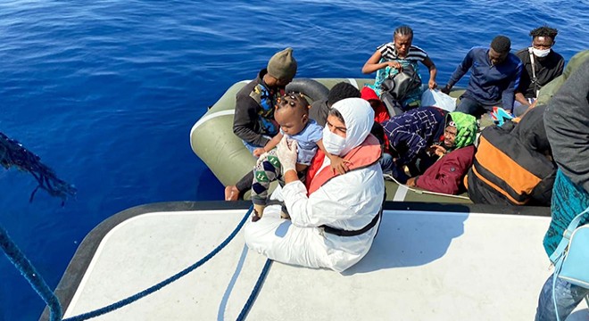 Marmaris açıklarında Yunanistan'ın ittiği 77 göçmen kurtarıldı