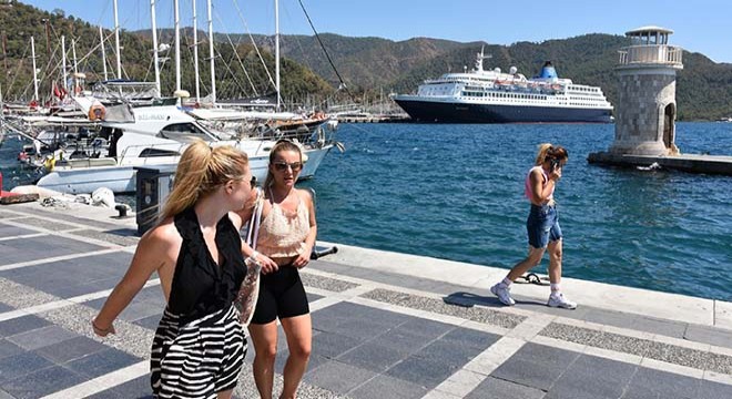 Marmaris'e 2 yıl aradan sonra deniz yoluyla turist geldi