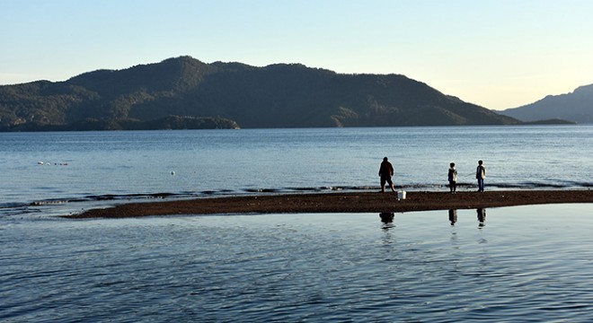 Marmaris' te deniz çekilmesi sonucu adacıklar oluştu