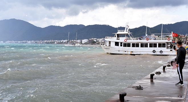 Marmaris'te deniz kahverengi oldu