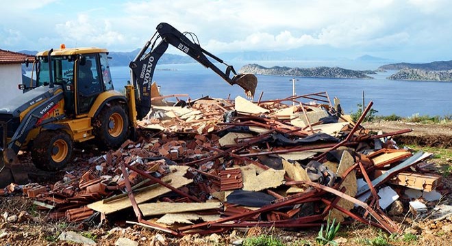 Marmaris'te kaçak 3 evin daha yıkımı yapıldı