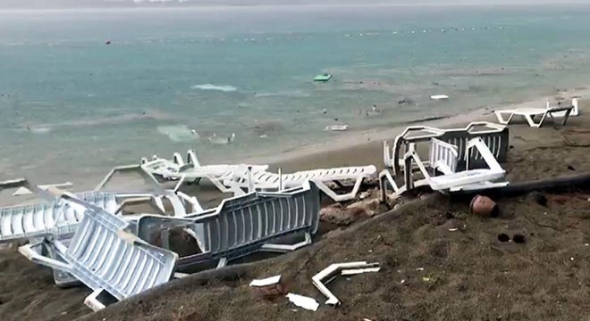 Marmaris'te plajda hortum; şezlonglar zarar gördü