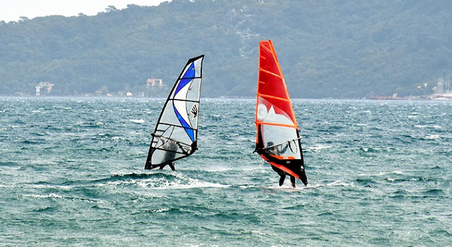 Marmaris'te rüzgarlı havada sörf keyfi