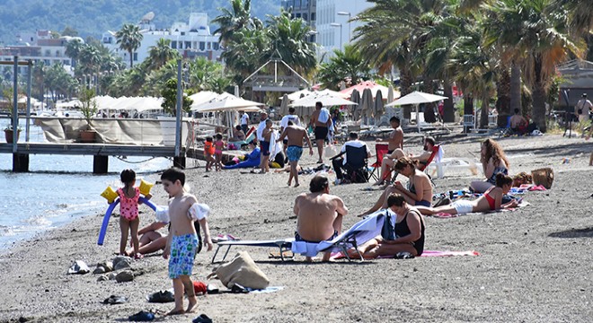 Marmaris'te sokaklar boşaldı, plajlar doldu
