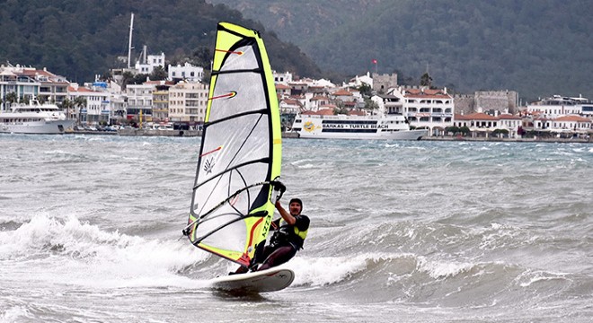 Marmaris'te sörfçüler, görsel şölen sundu