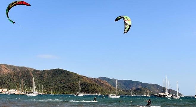 Marmaris'te sörfçüler, görsel şölen sundu