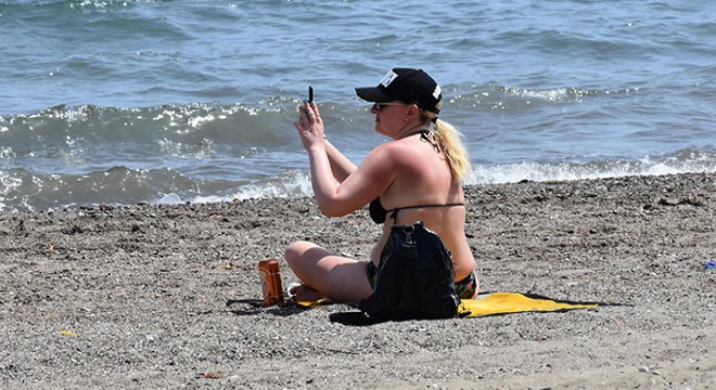 Marmaris'te turistler deniz ve güneşin keyfini çıkartıyor