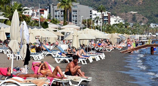 Marmaris'te yaz havasında plaj ve havuz keyfi