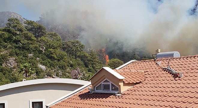 Marmaris'te yerleşim yeri yakınında orman yangını