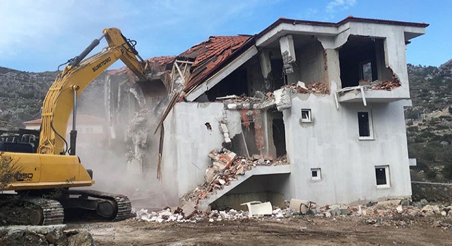 Marmaris te, 3 er katlı 2 kaçak villa yıkıldı