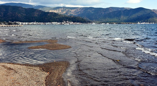 Marmaris te deniz suyu çekildi, adacıklar oluştu