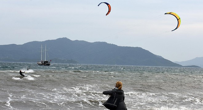 Marmaris te fırtınayı fırsat bilip, sörf yaptılar