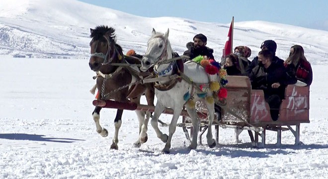 Mart sonunda buzla kaplı Çıldır Gölü'nde atlı kızak keyfi