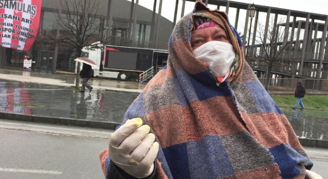 Maske ve eldiven taktı, 'Allah virüsten korusun' diyerek dilendi