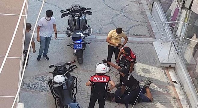 Maske takmayan 2 kardeş, 2 polisi yaraladı