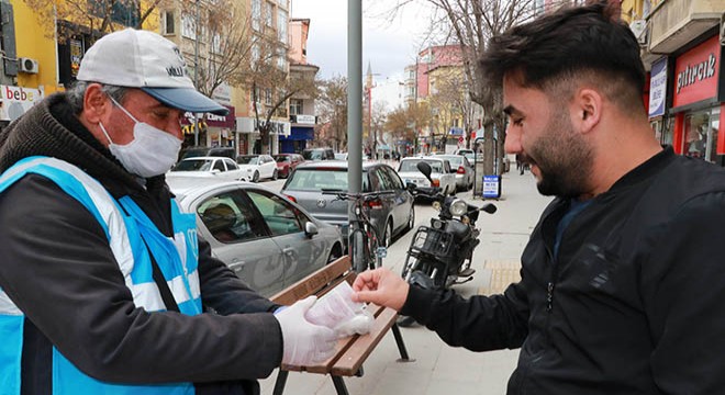 Maske ve eldivenle şans dağıtıyor