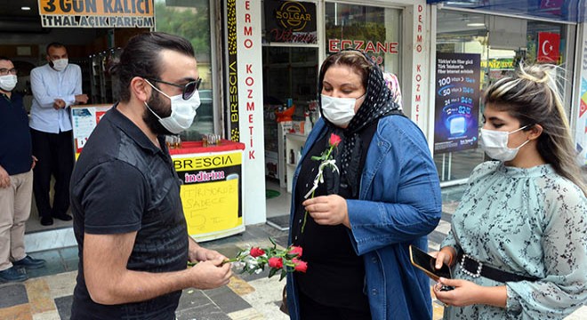 Maskelerini düzgün takanlara gül dağıttı