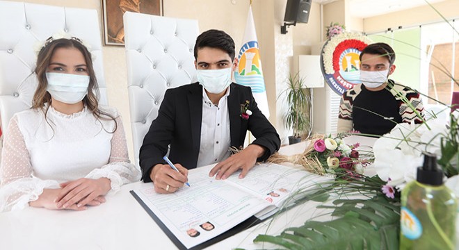 Maskeli, dezenfektanlı nikah töreni