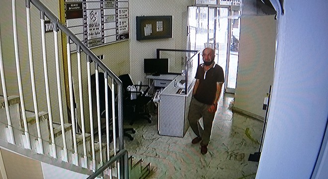 Maskesi çenesinde girdiği iş hanından cüzdan çalıp kaçtı