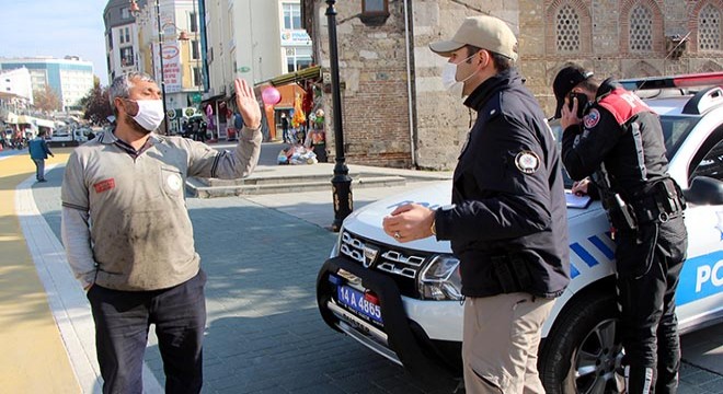 Maskesini takmadı, kendisine ceza kesen polisle tartıştı