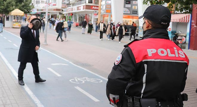 Maskesiz yakalanınca yüzünü şapkayla kapattı