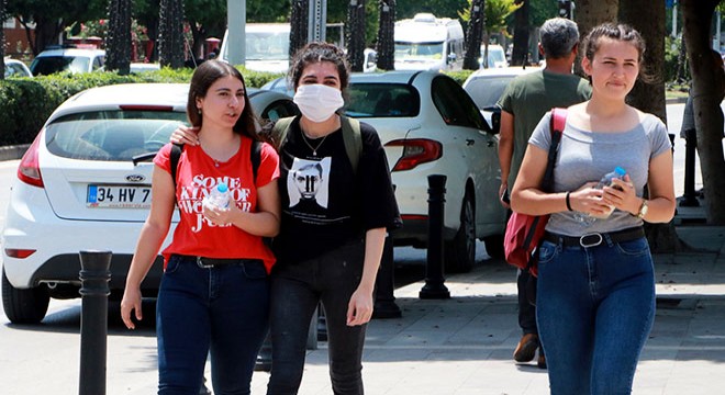 Maskesizler polisi görünce kaçtı